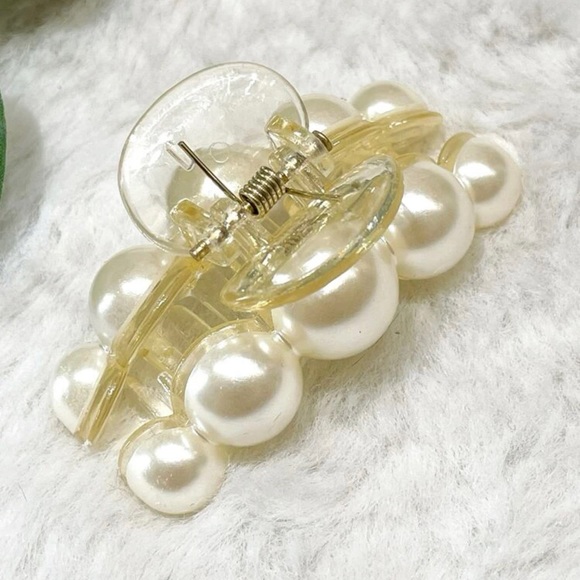 NWT Faux Pearl Hair Claw - Picture 5 of 5